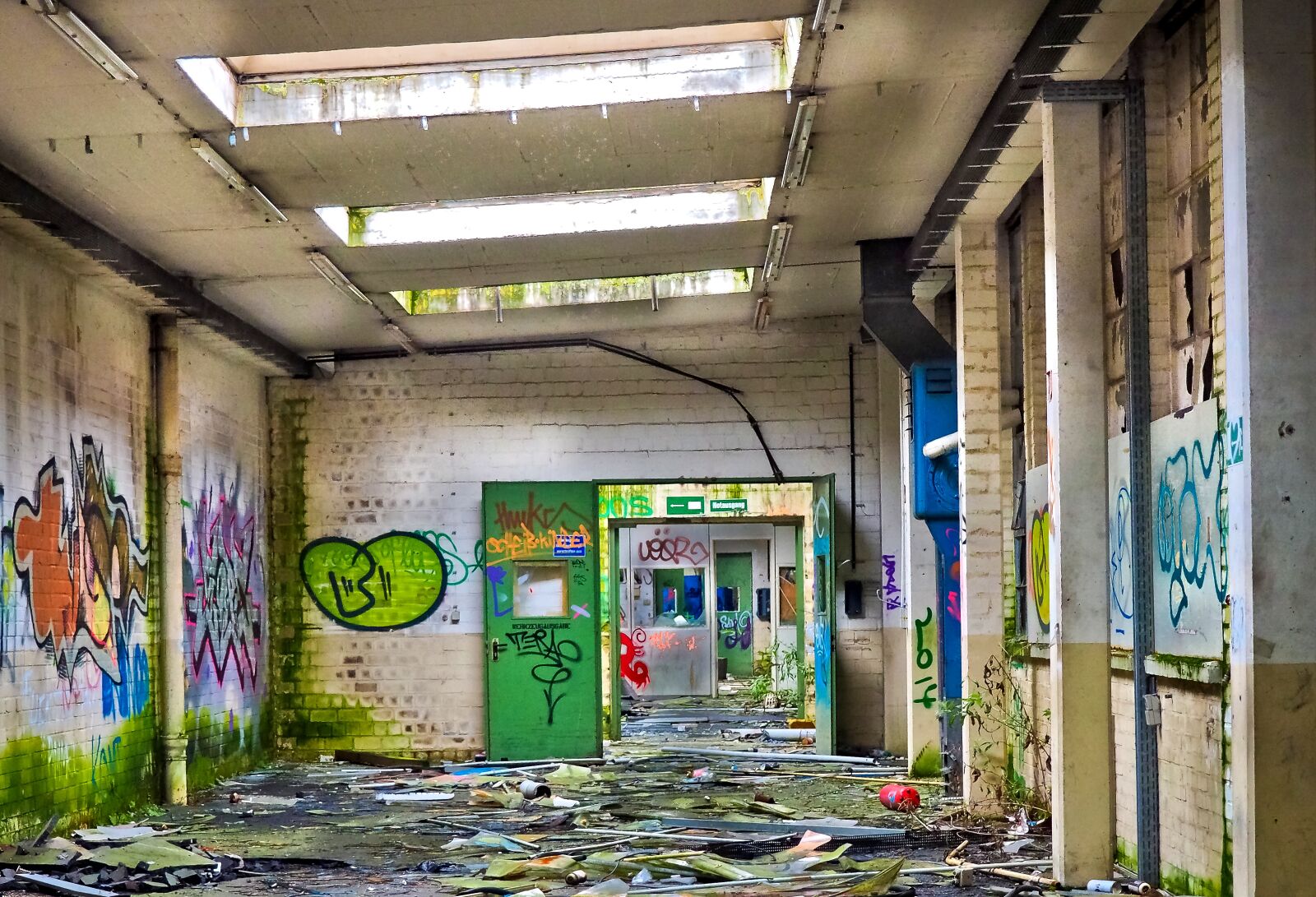 Olympus OM-D E-M10 sample photo. Lost places, rooms, abandoned photography