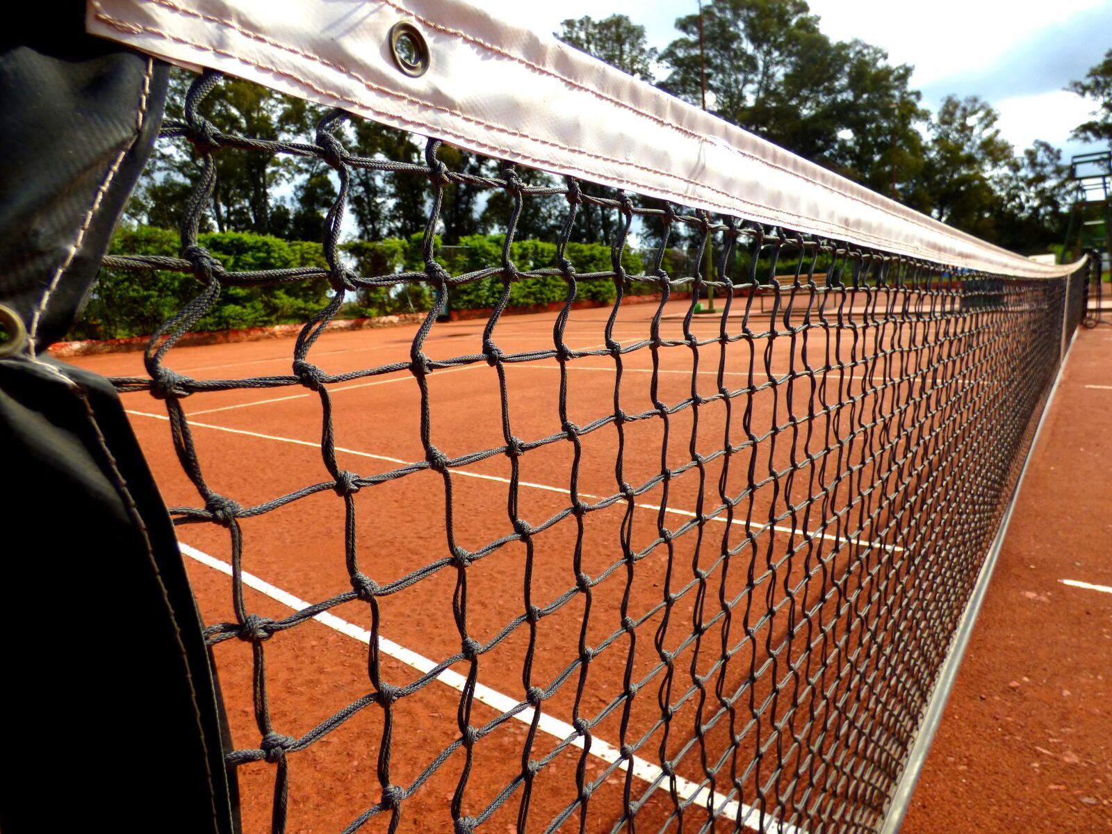 Panasonic Lumix DMC-FZ70 sample photo. Network, tennis, clay photography