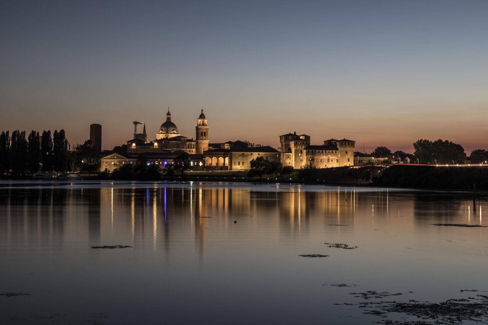 Canon EF-S 18-135mm F3.5-5.6 IS sample photo. Mantova, night, sunset photography