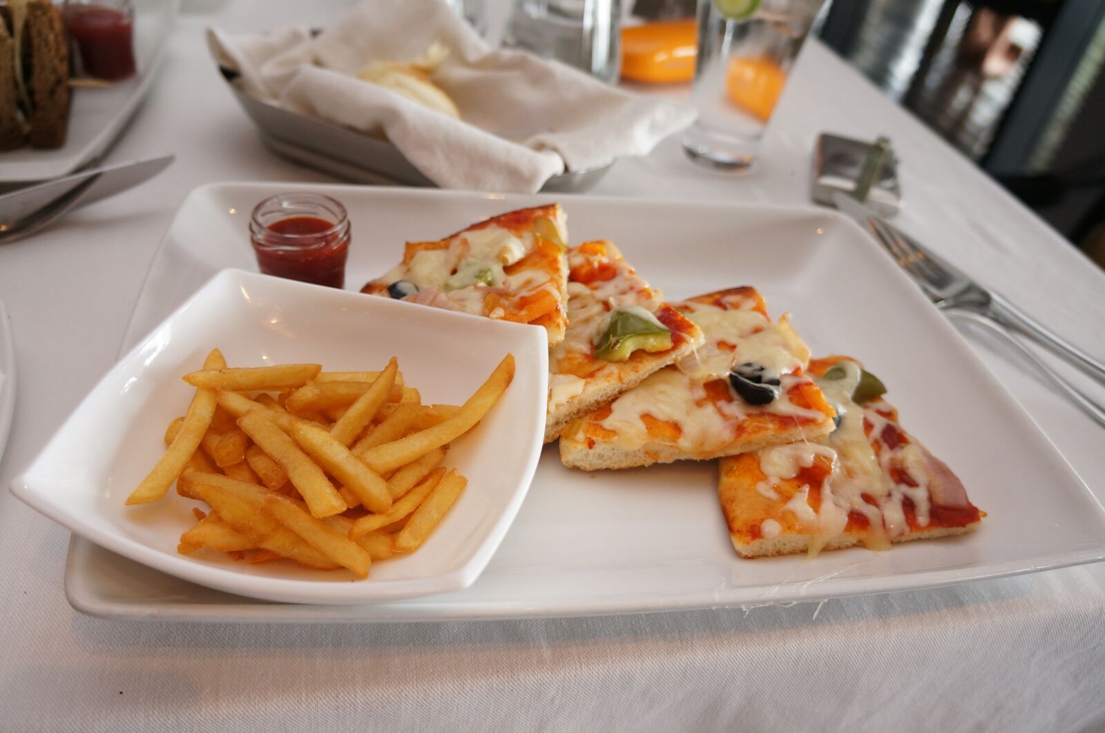 Sony Alpha NEX-5N sample photo. Pizza, eating out, menu photography