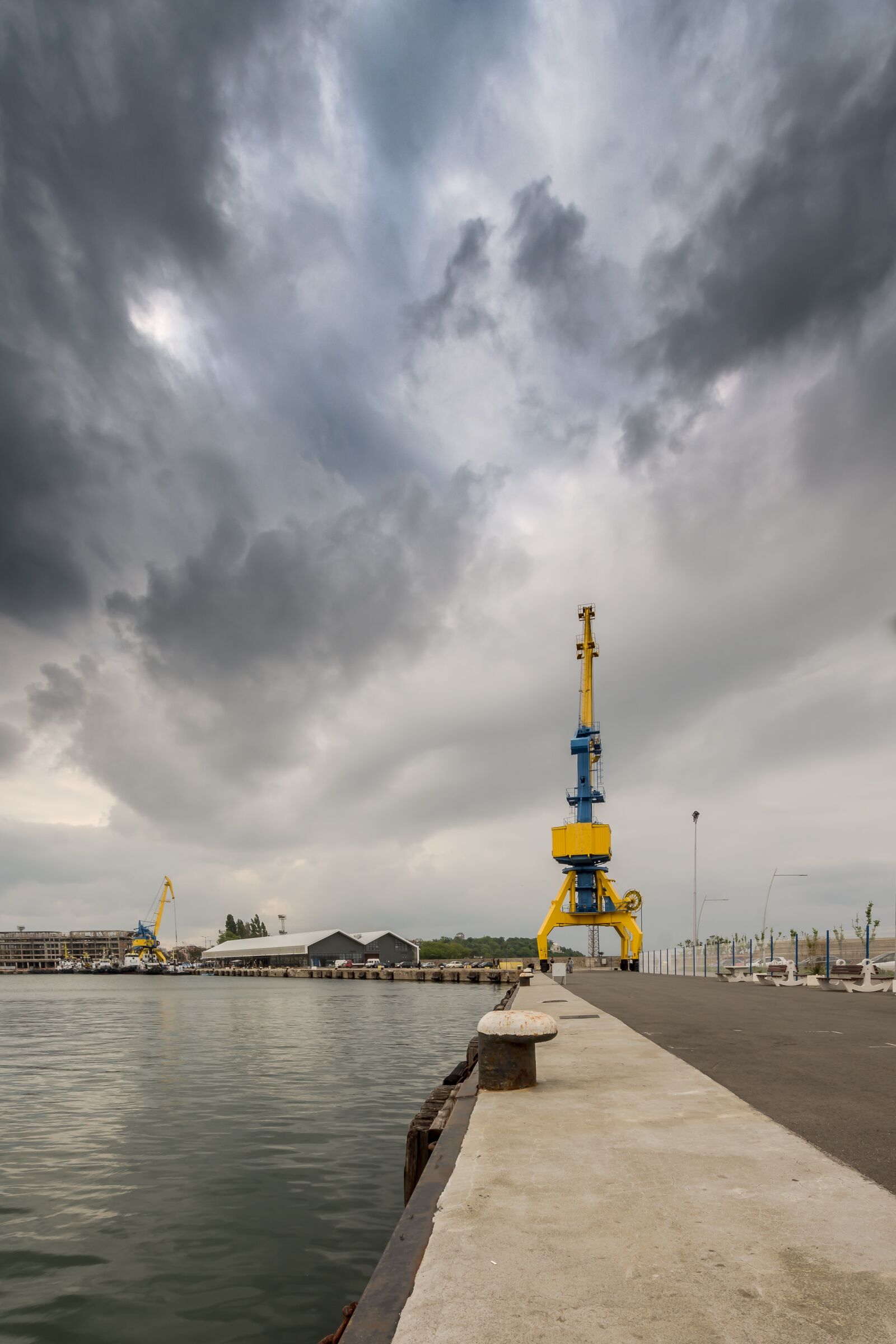 Nikon D7200 sample photo. Crane, leading lines, port photography