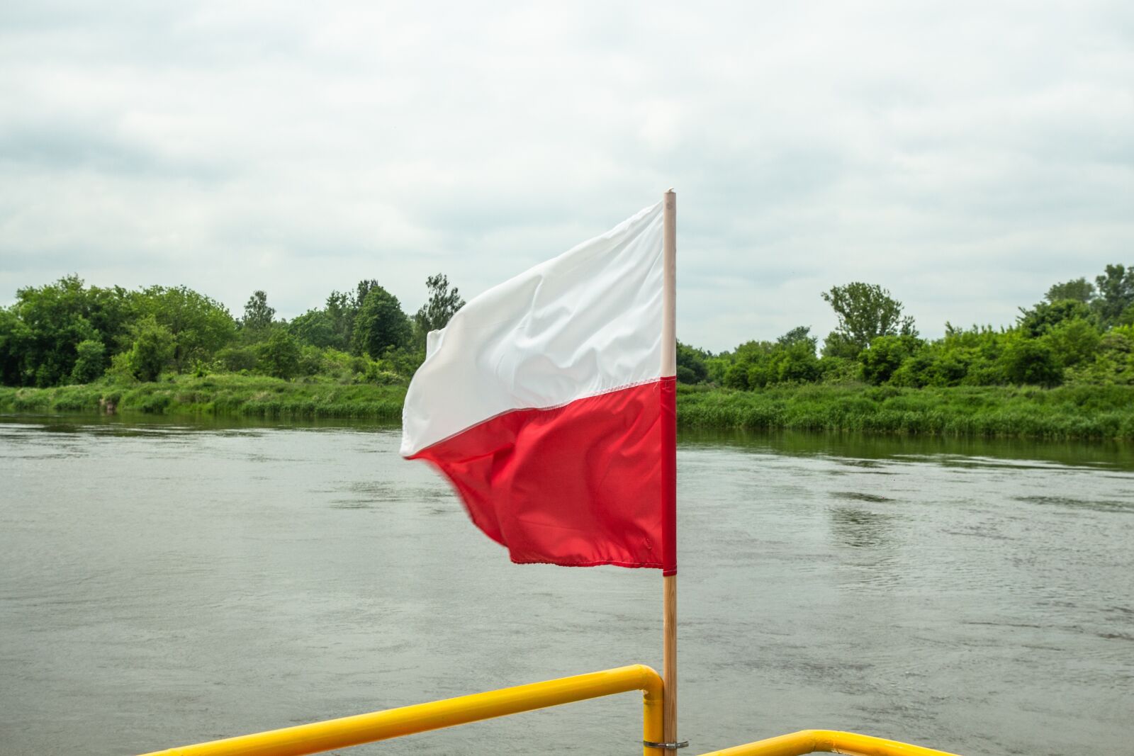 Tamron SP AF 17-50mm F2.8 XR Di II LD Aspherical (IF) sample photo. Polish flag, flag, poland photography