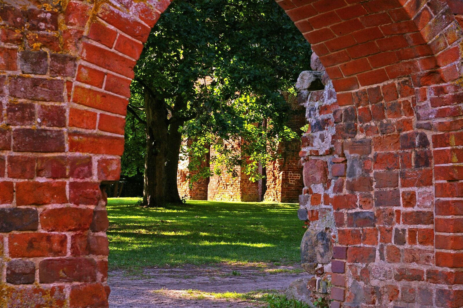 Pentax *ist DL2 sample photo. Wall, city wall, eldena photography