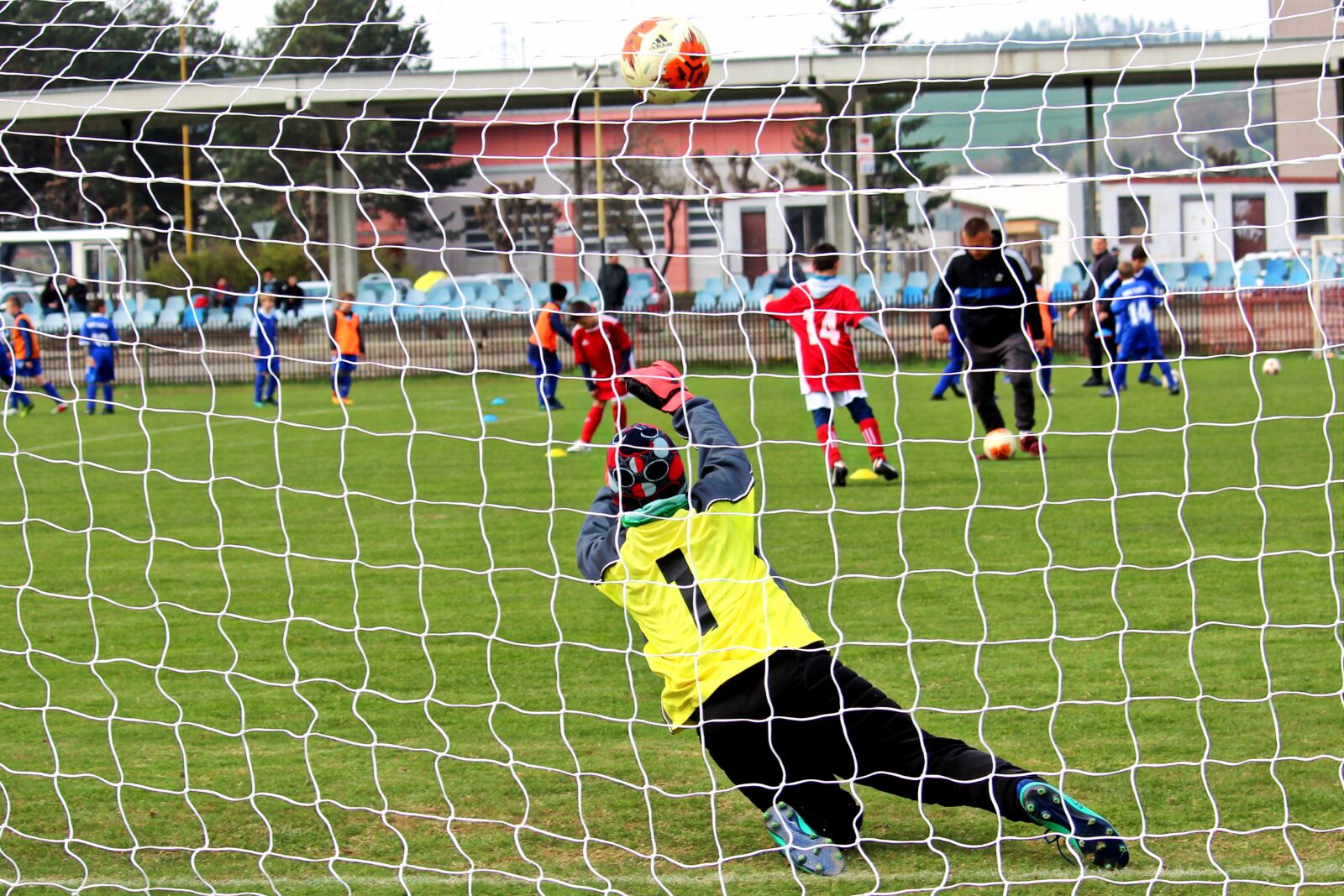 Canon EF-S 55-250mm F4-5.6 IS STM sample photo. Goalkeeper, football, footballer photography