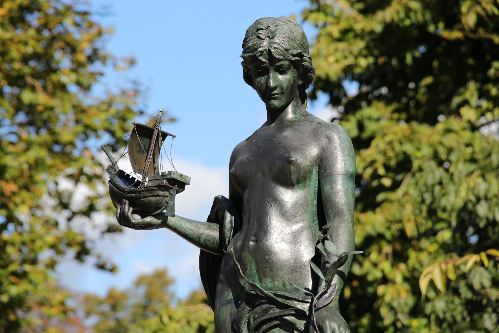 Canon EF-S 18-135mm F3.5-5.6 IS USM sample photo. Hamburg, sculpture, statue photography