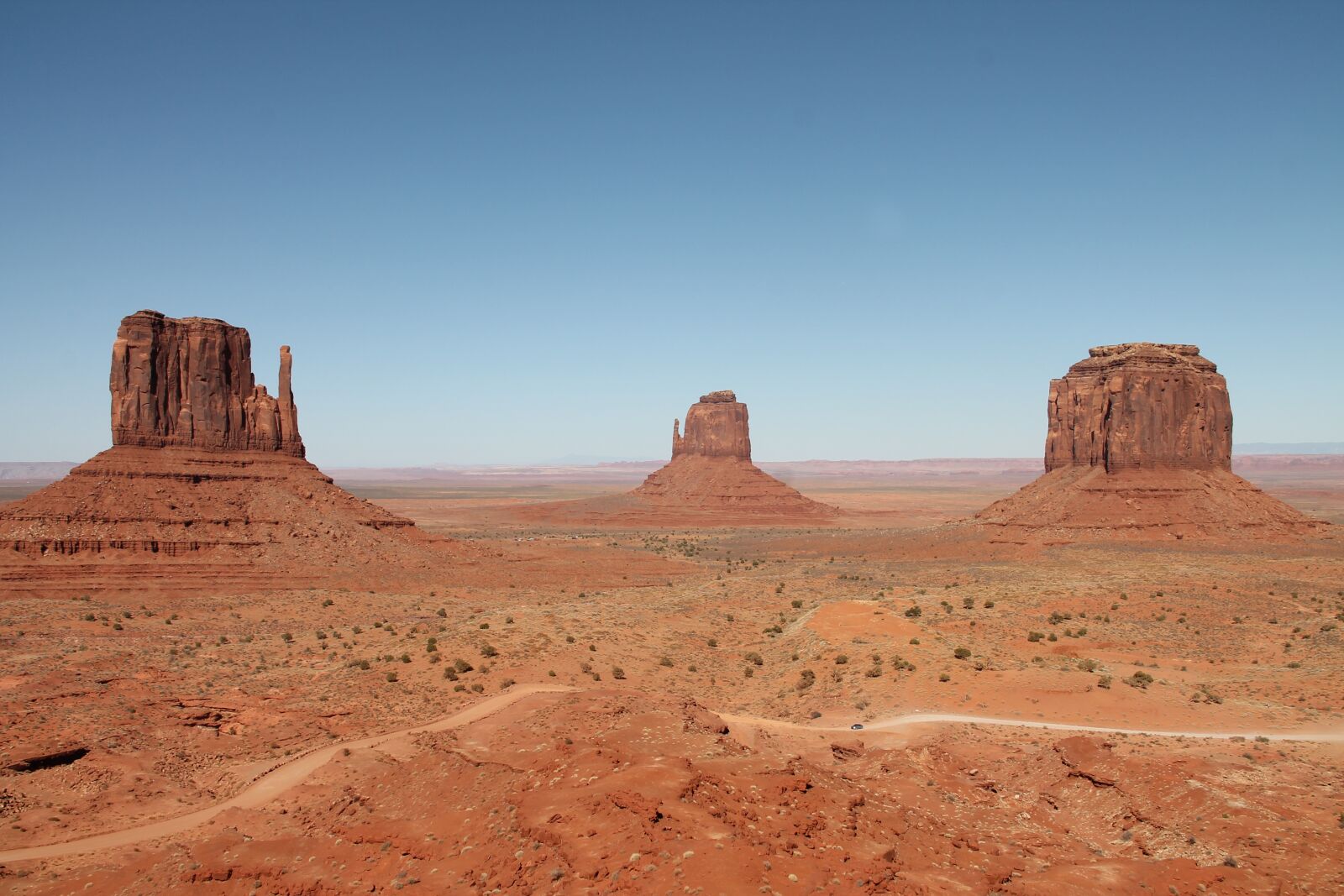 Canon EOS 1100D (EOS Rebel T3 / EOS Kiss X50) + Canon EF-S 18-135mm F3.5-5.6 IS sample photo. Monument valley, america, desert photography