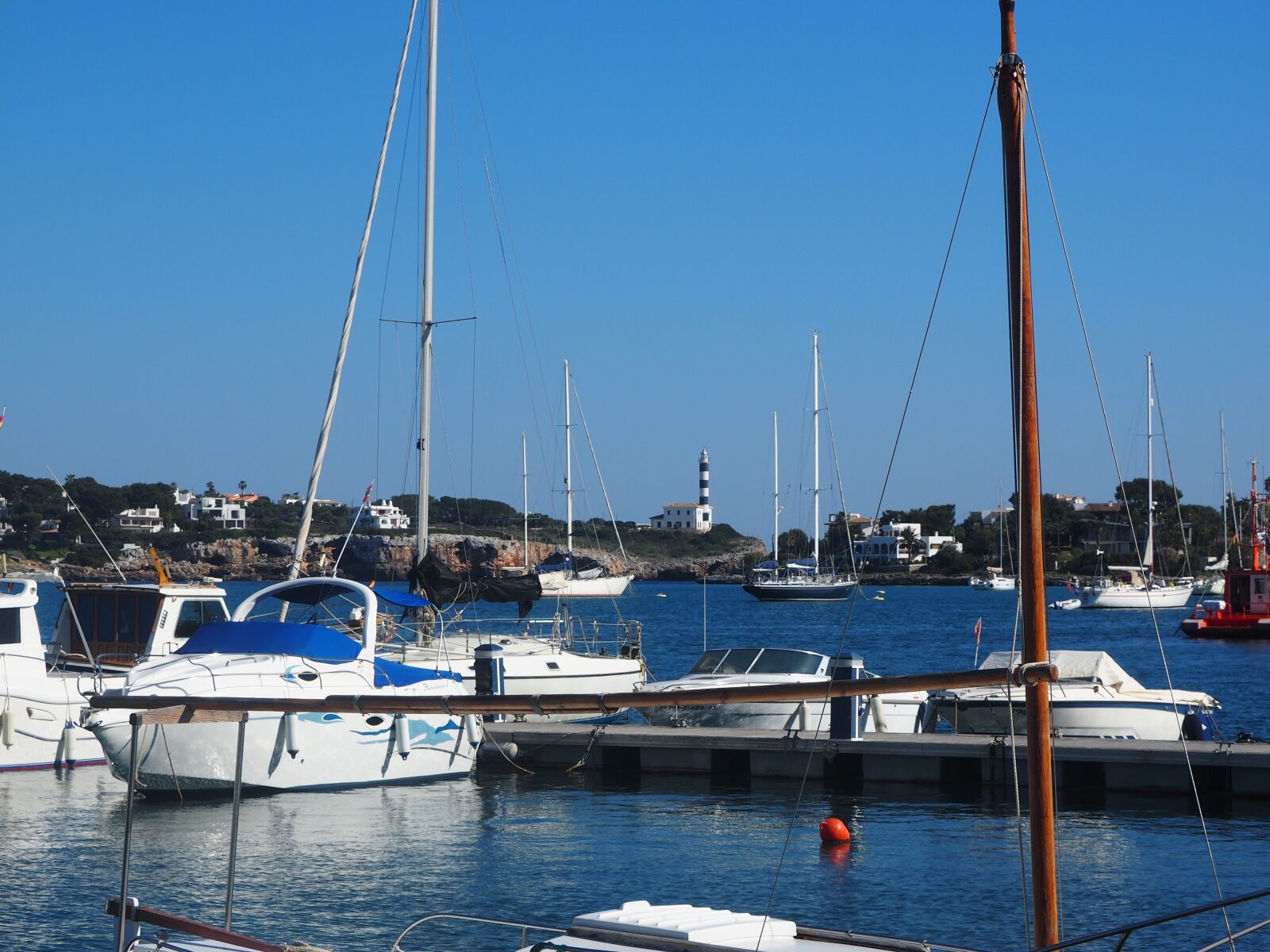 Olympus OM-D E-M1 + OLYMPUS M.12-50mm F3.5-6.3 sample photo. Port colom, lighthouse, boat photography