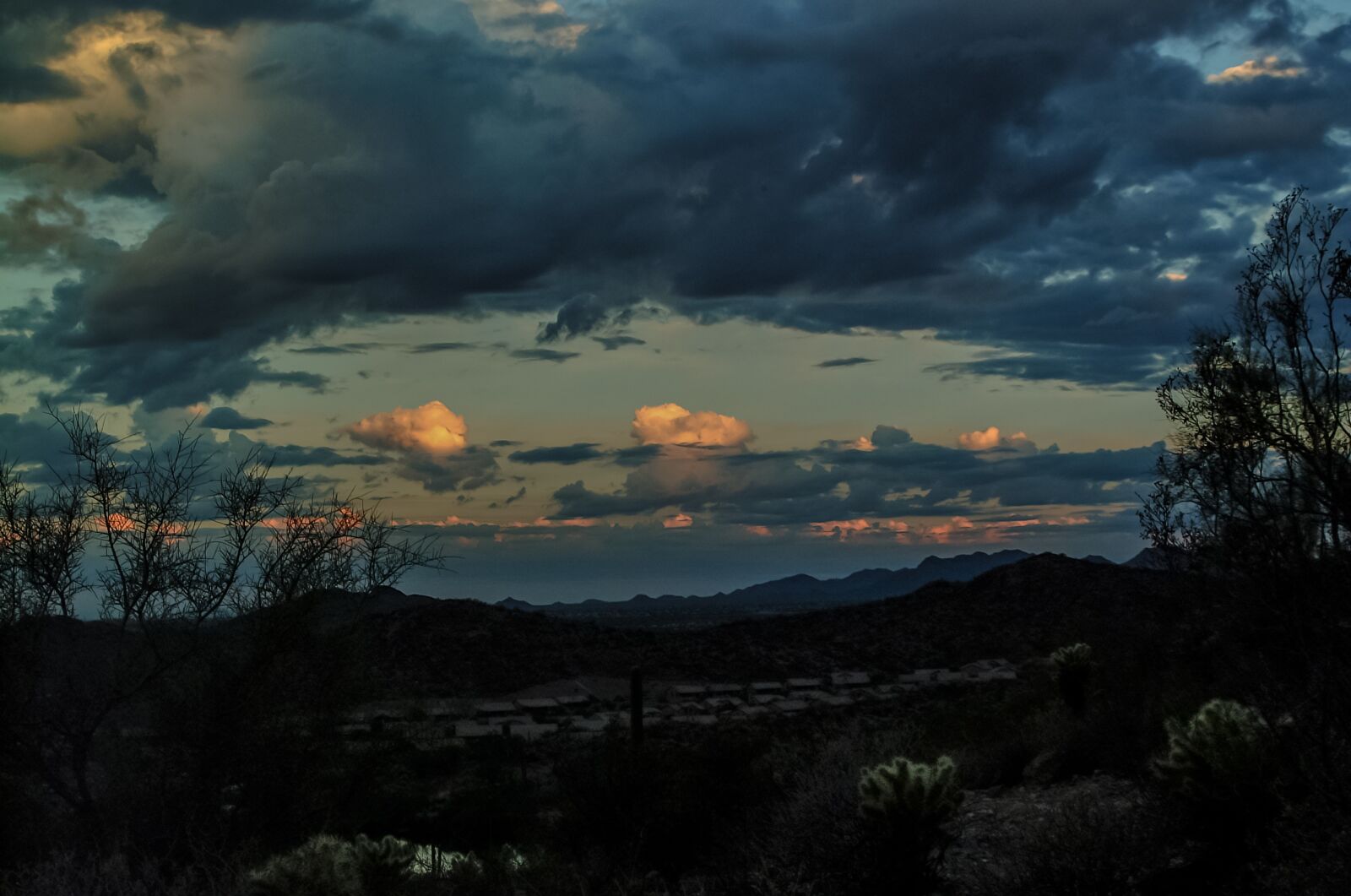 Fujifilm FinePix S1 Pro sample photo. Sunset, clouds, outdoor photography