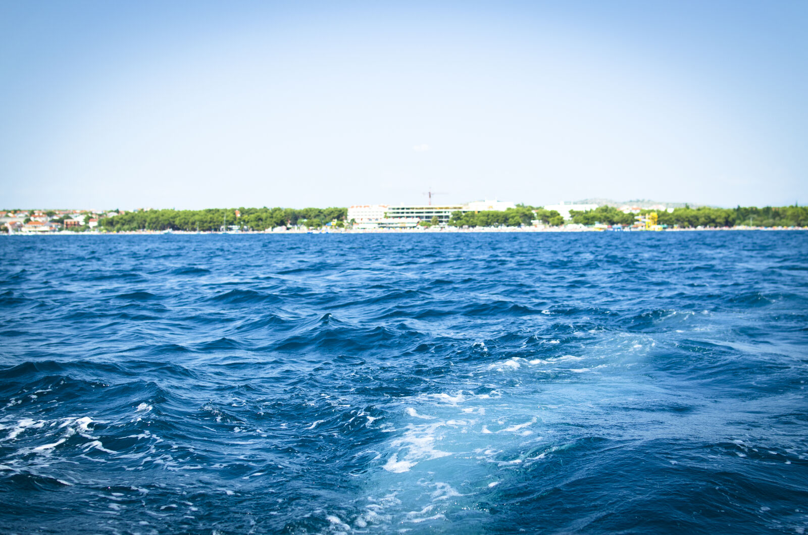 Nikon D5100 + Nikon AF-S DX Nikkor 35mm F1.8G sample photo. Background, blue, boat, color photography