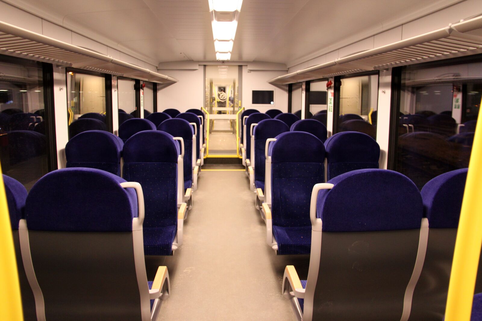 Canon EOS 500D (EOS Rebel T1i / EOS Kiss X3) sample photo. Arriva spurt, train, interior photography