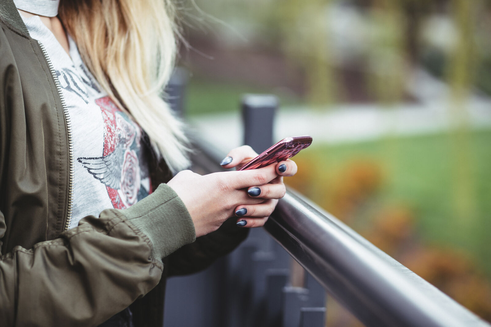 Canon EF 85mm F1.8 USM sample photo. Blonde, hair, blur, cellphone photography