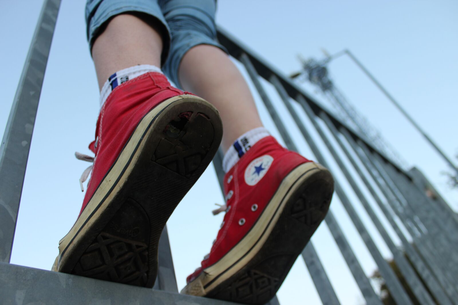 Девочка стоп никак. Пазлы обувь. Converse feet. Converse on feet. Converse Red High Top on feet.