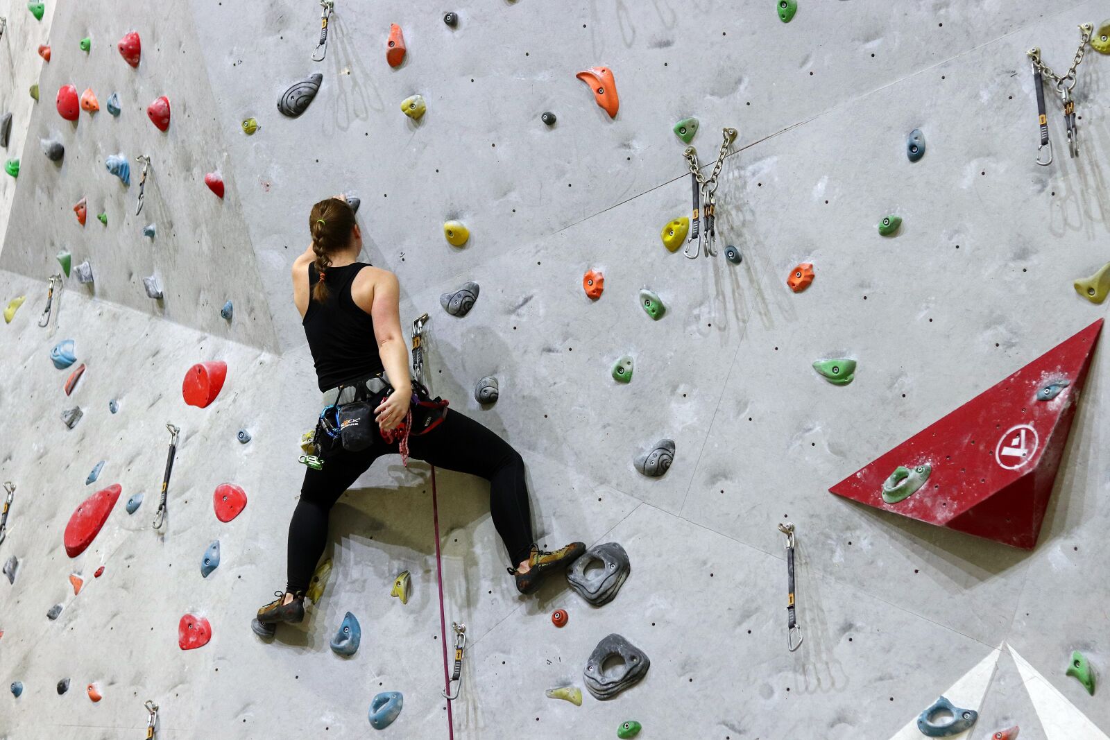 Canon EOS 77D (EOS 9000D / EOS 770D) + Canon EF 50mm F1.8 STM sample photo. Rock climbing wall, sport photography