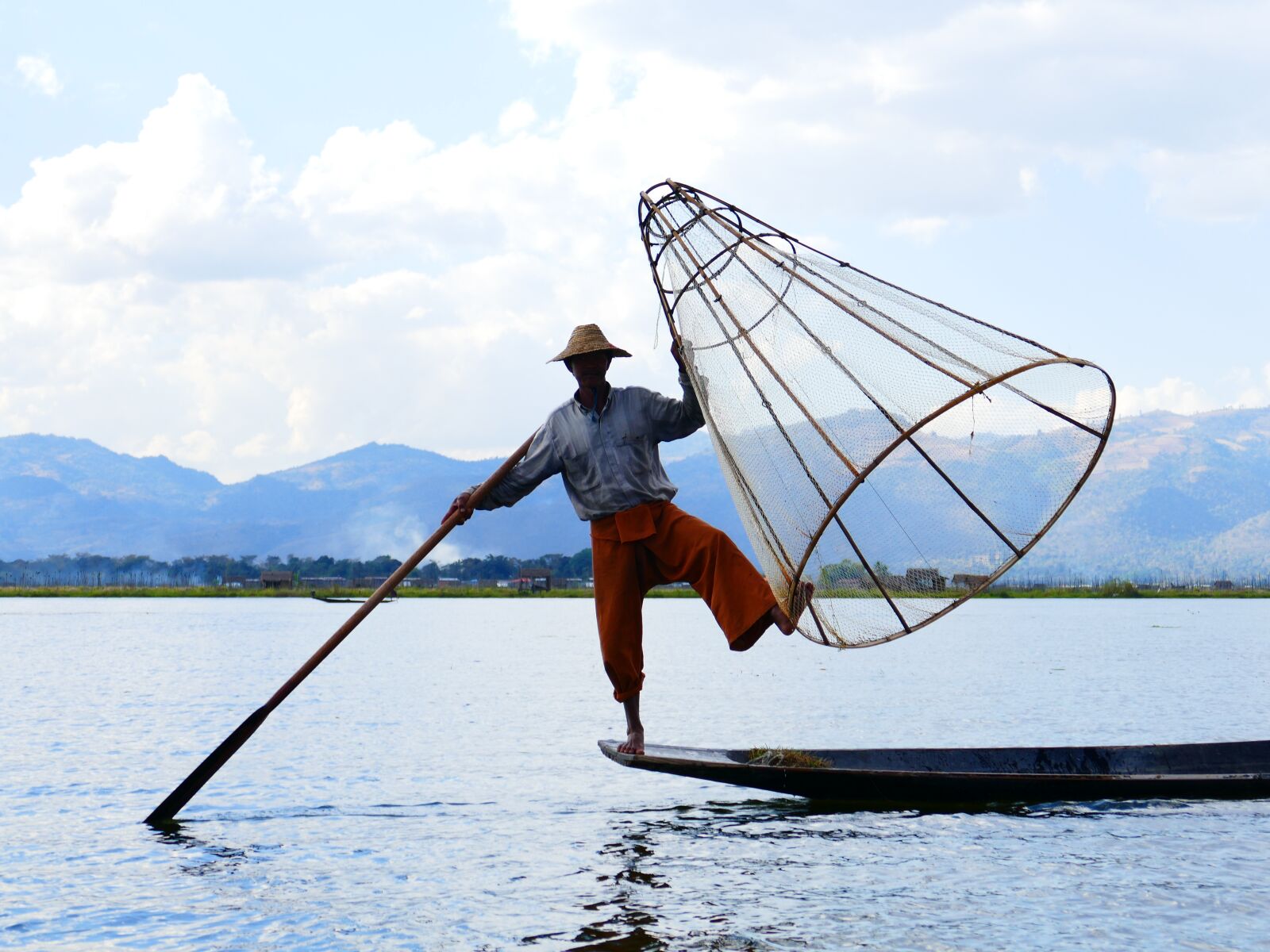 Panasonic Lumix DMC-FZ1000 sample photo. Single-leg-rowers, fisherman, rowing photography