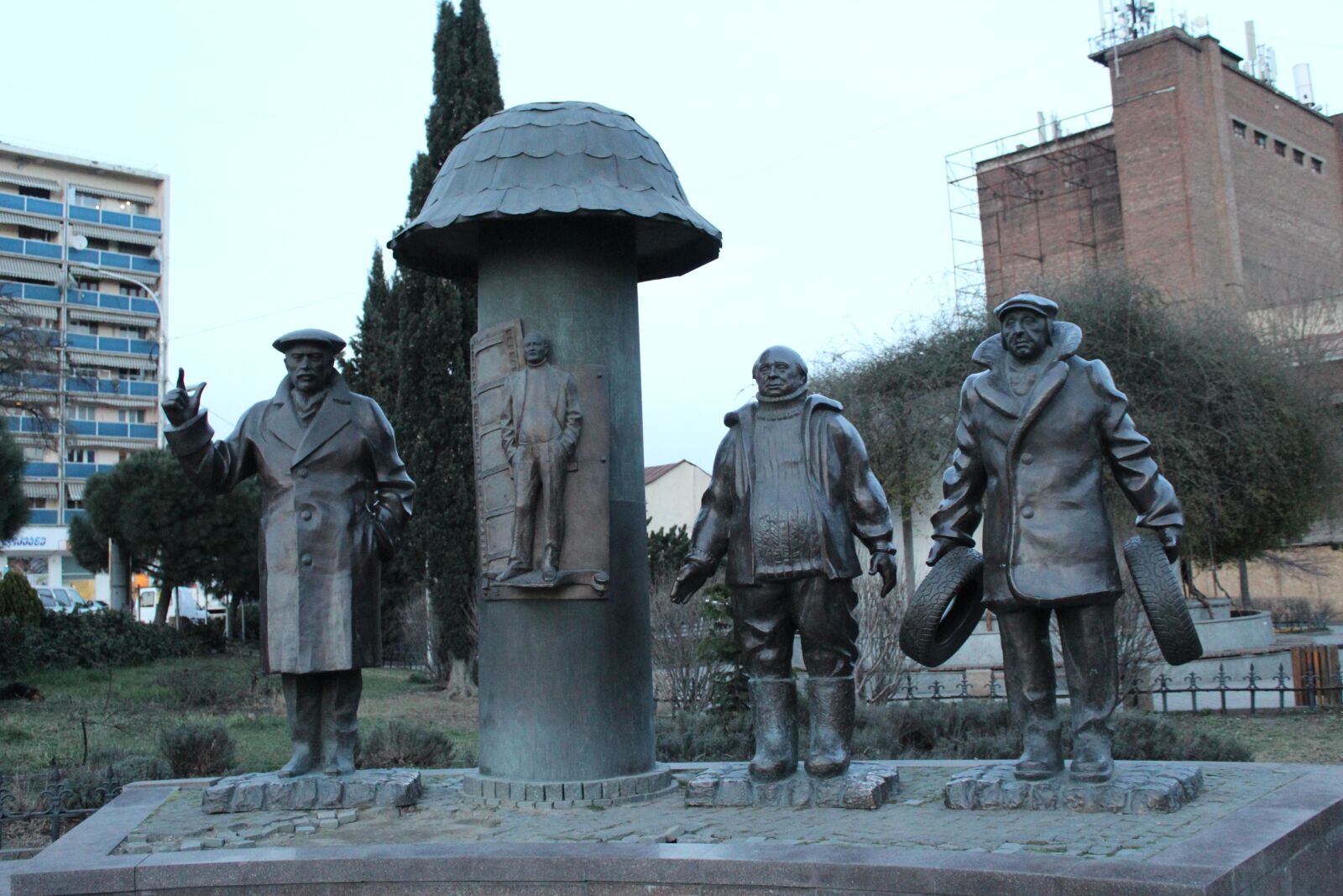 Canon EOS 1300D (EOS Rebel T6 / EOS Kiss X80) sample photo. Architecture, sculpture of actors photography