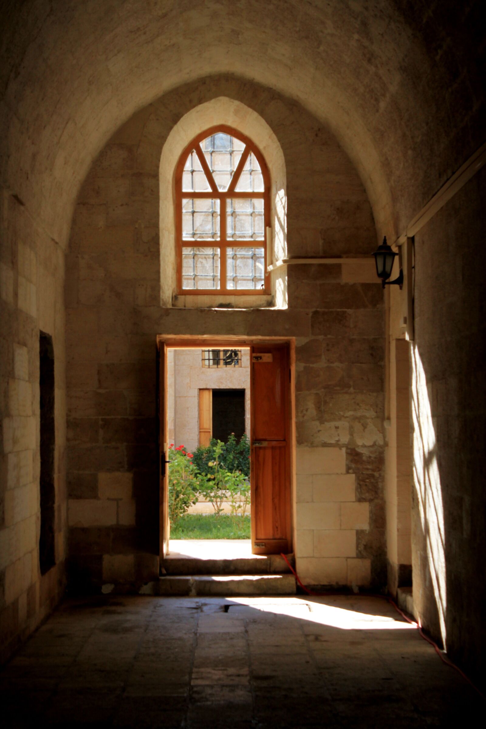 Canon EOS 500D (EOS Rebel T1i / EOS Kiss X3) sample photo. Architecture, door, shadow photography