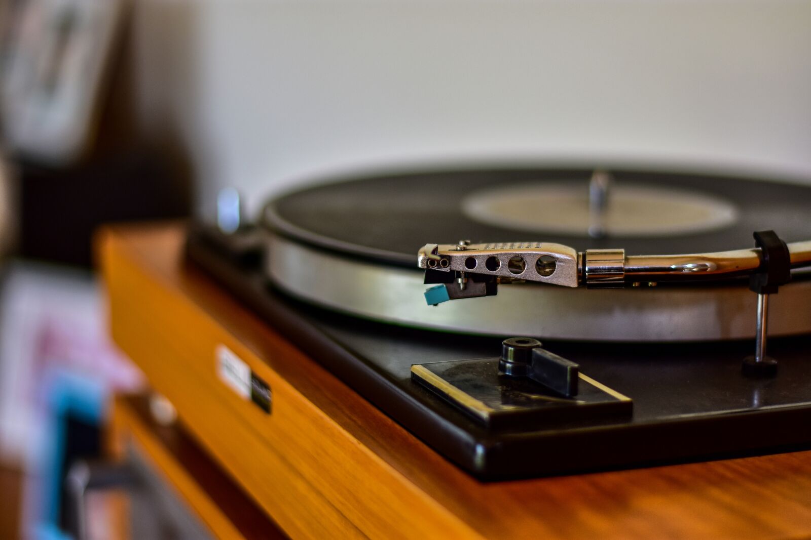 Nikon D3400 sample photo. Computer sound old, tap photography