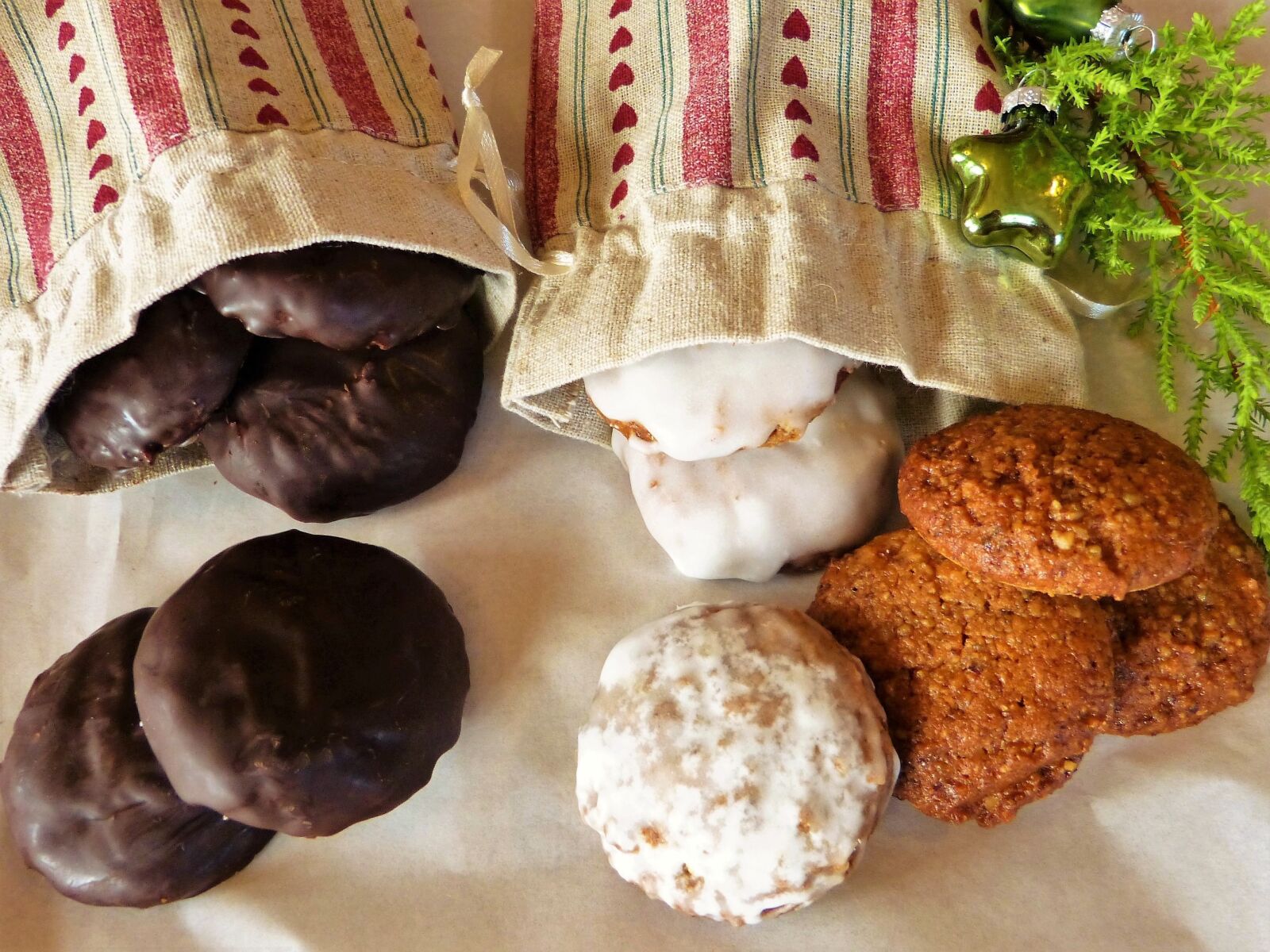 Panasonic Lumix DMC-FZ150 sample photo. Gingerbread, elisen gingerbread, gluten photography