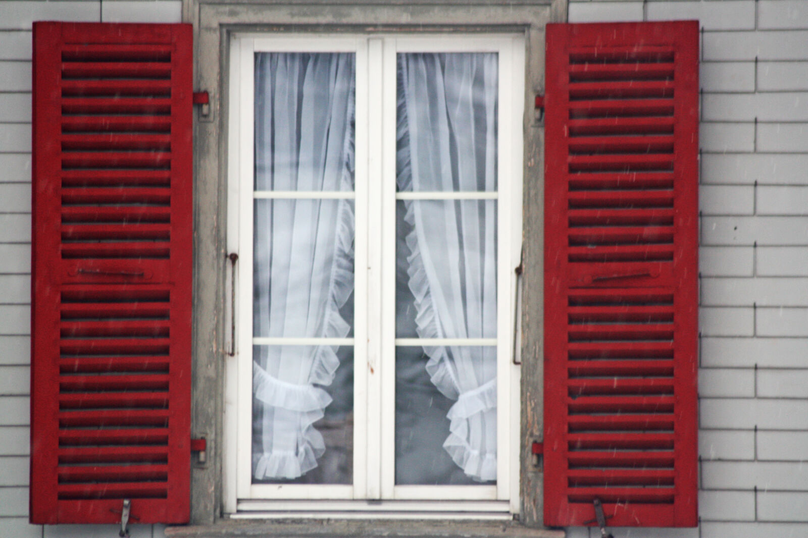 Canon EOS 450D (EOS Rebel XSi / EOS Kiss X2) sample photo. Bricks, cold, curtains, home photography