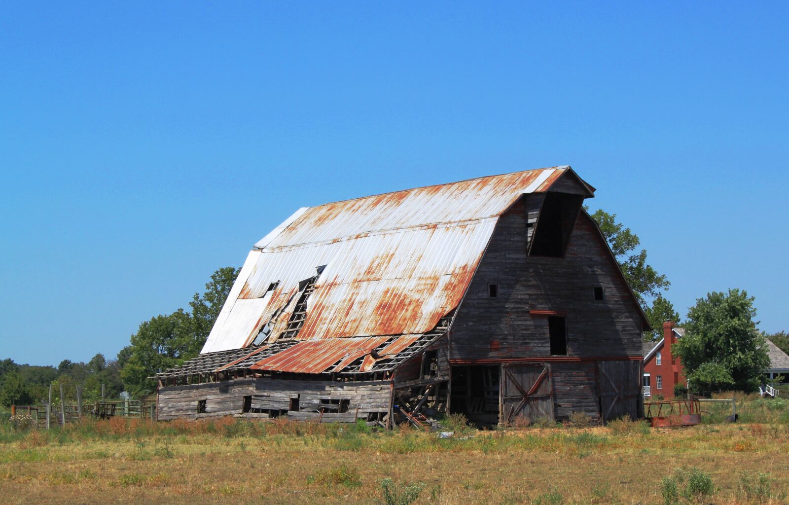 Canon EOS 500D (EOS Rebel T1i / EOS Kiss X3) sample photo. Barn, tin roof, fading photography