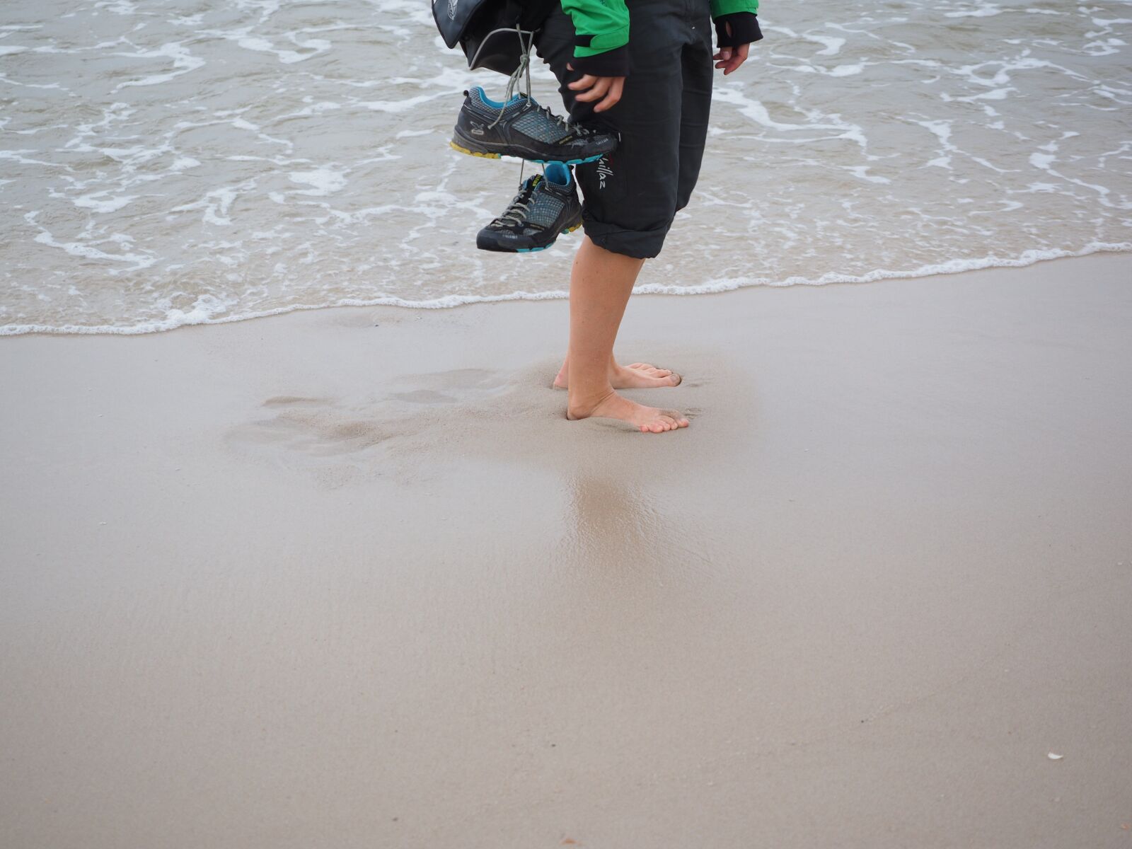 Olympus OM-D E-M1 + Olympus M.Zuiko Digital ED 12-40mm F2.8 Pro sample photo. Mudflat hiking, barefoot, watts photography