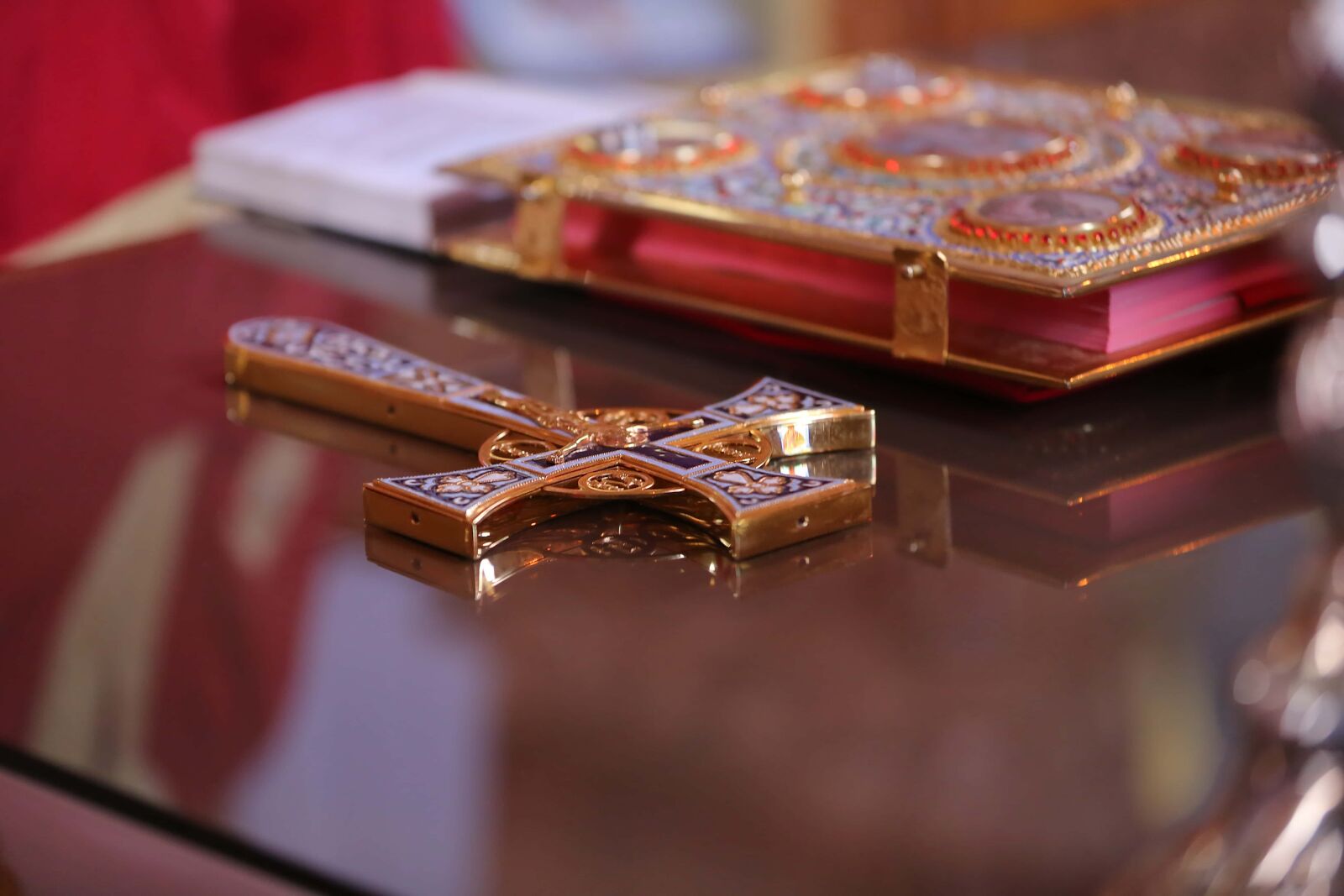 Canon EF 70-200mm F2.8L IS II USM sample photo. Cross, gold, handmade, bible photography