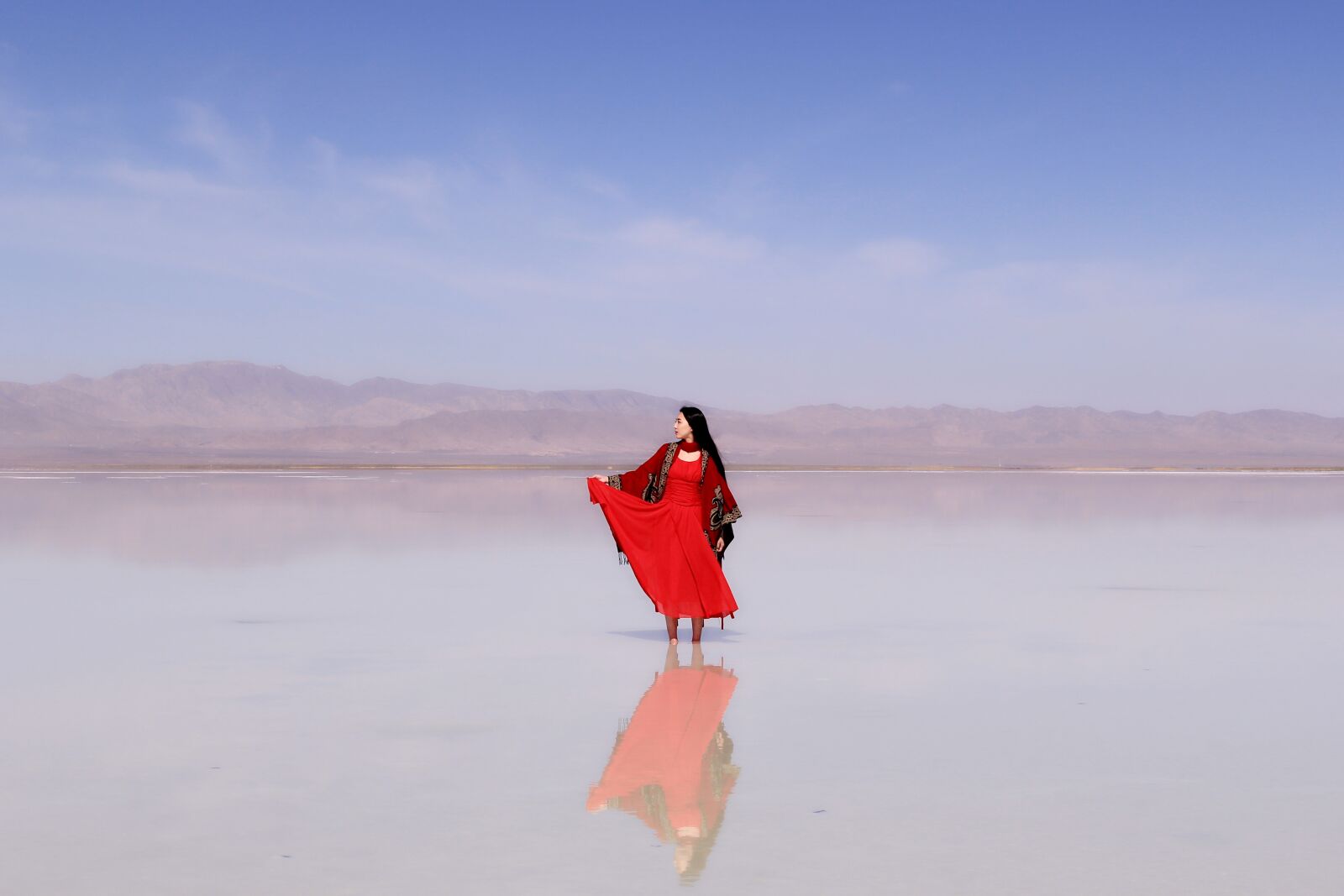 Canon EF-S 18-135mm F3.5-5.6 IS sample photo. Caka salt lake, girls photography