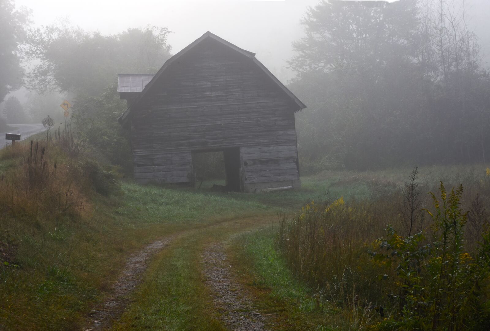 Nikon D7200 sample photo. Farmhouse, barn, fog photography
