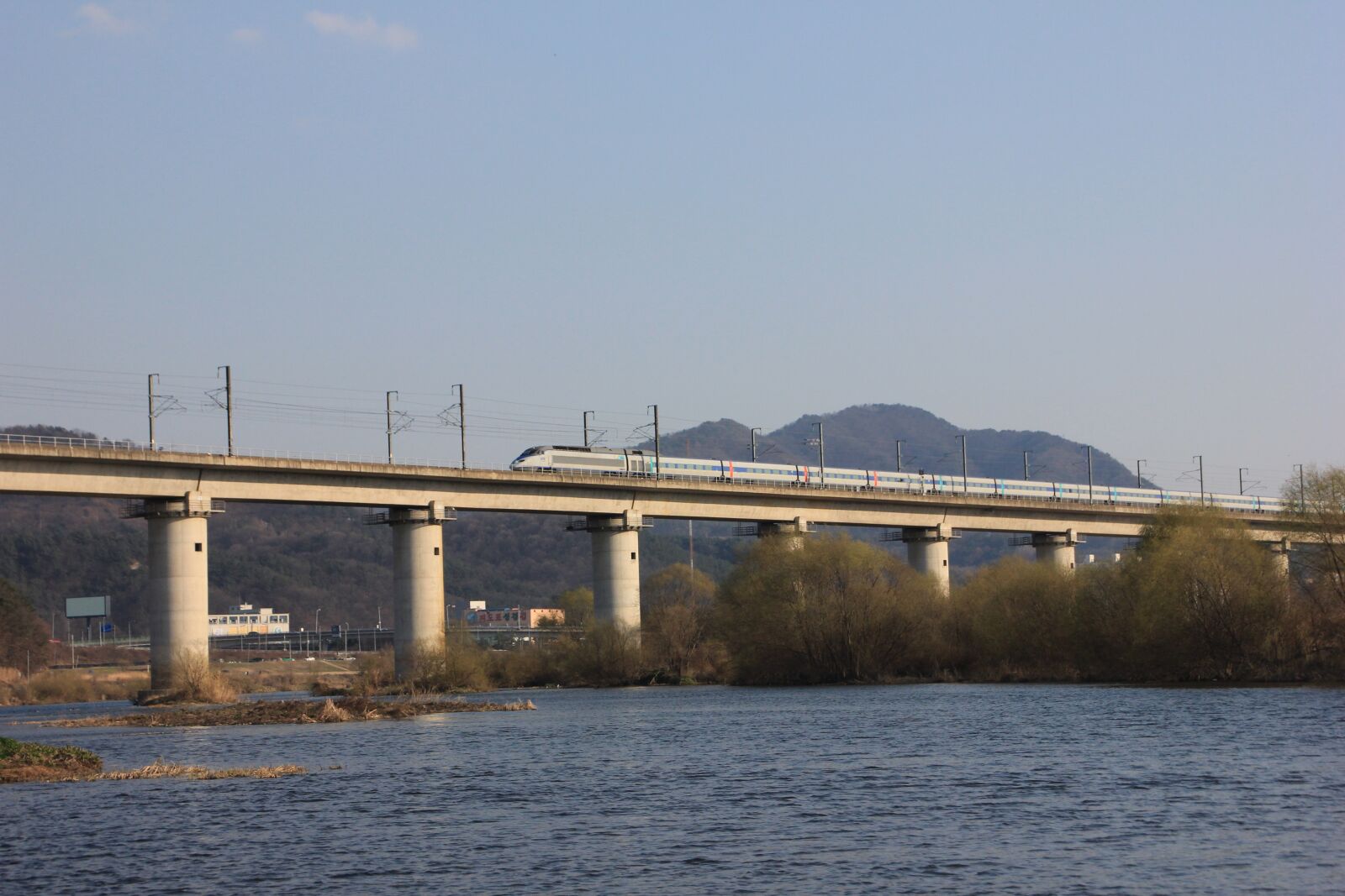 Canon EOS 600D (Rebel EOS T3i / EOS Kiss X5) sample photo. Korea, railway, transportation photography