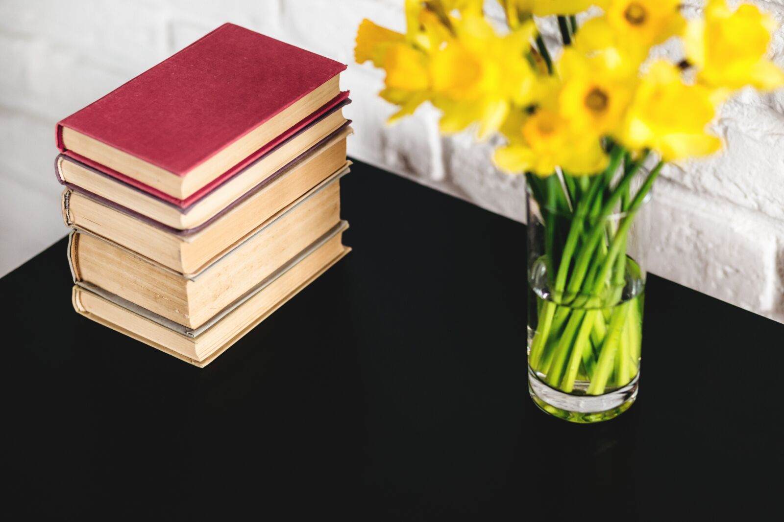 Canon EF 85mm F1.8 USM sample photo. Yellow, flower, vase photography