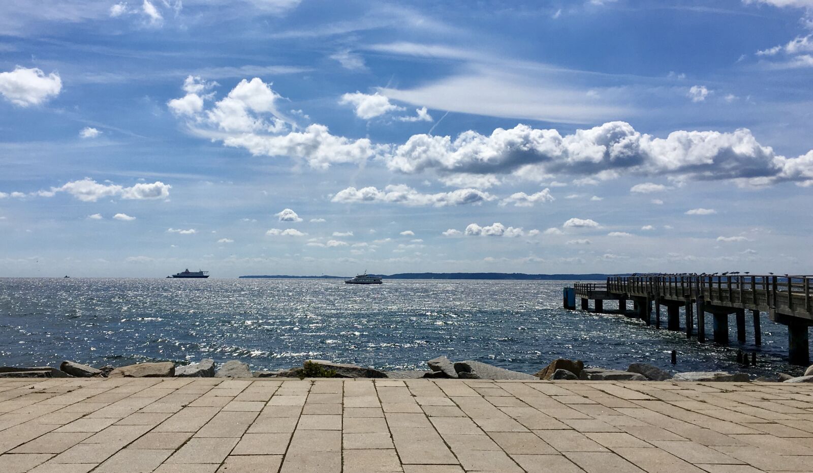 iPhone SE back camera 4.15mm f/2.2 sample photo. Sea, clouds, landscape photography