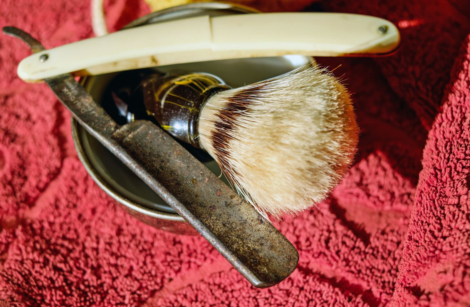 Fujifilm X-T10 + Fujifilm XF 35mm F1.4 R sample photo. Razor, knife, carbon steel photography