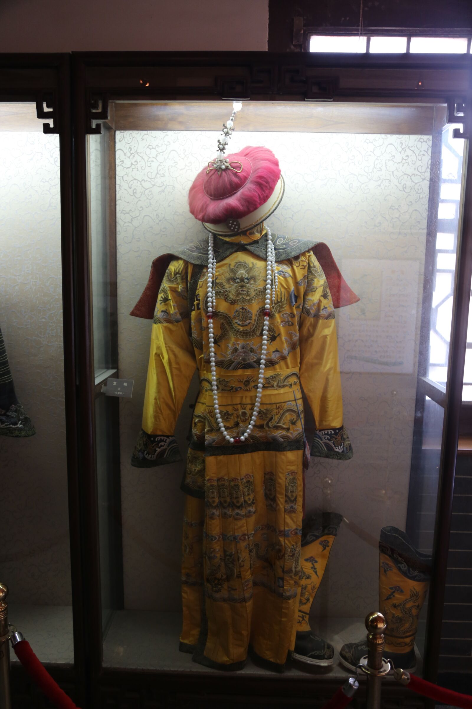 Canon EF 24-105mm F4L IS USM sample photo. Yellow robe, close-up, ancient photography
