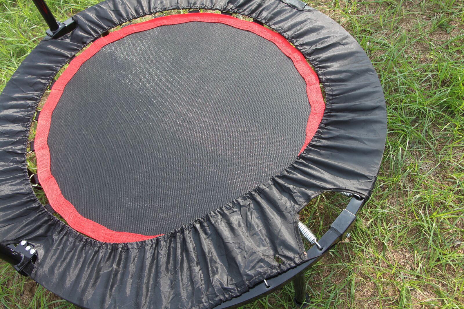 Canon EOS 700D (EOS Rebel T5i / EOS Kiss X7i) + Canon EF-S 18-135mm F3.5-5.6 IS STM sample photo. Trampoline, black, trampoline princess photography