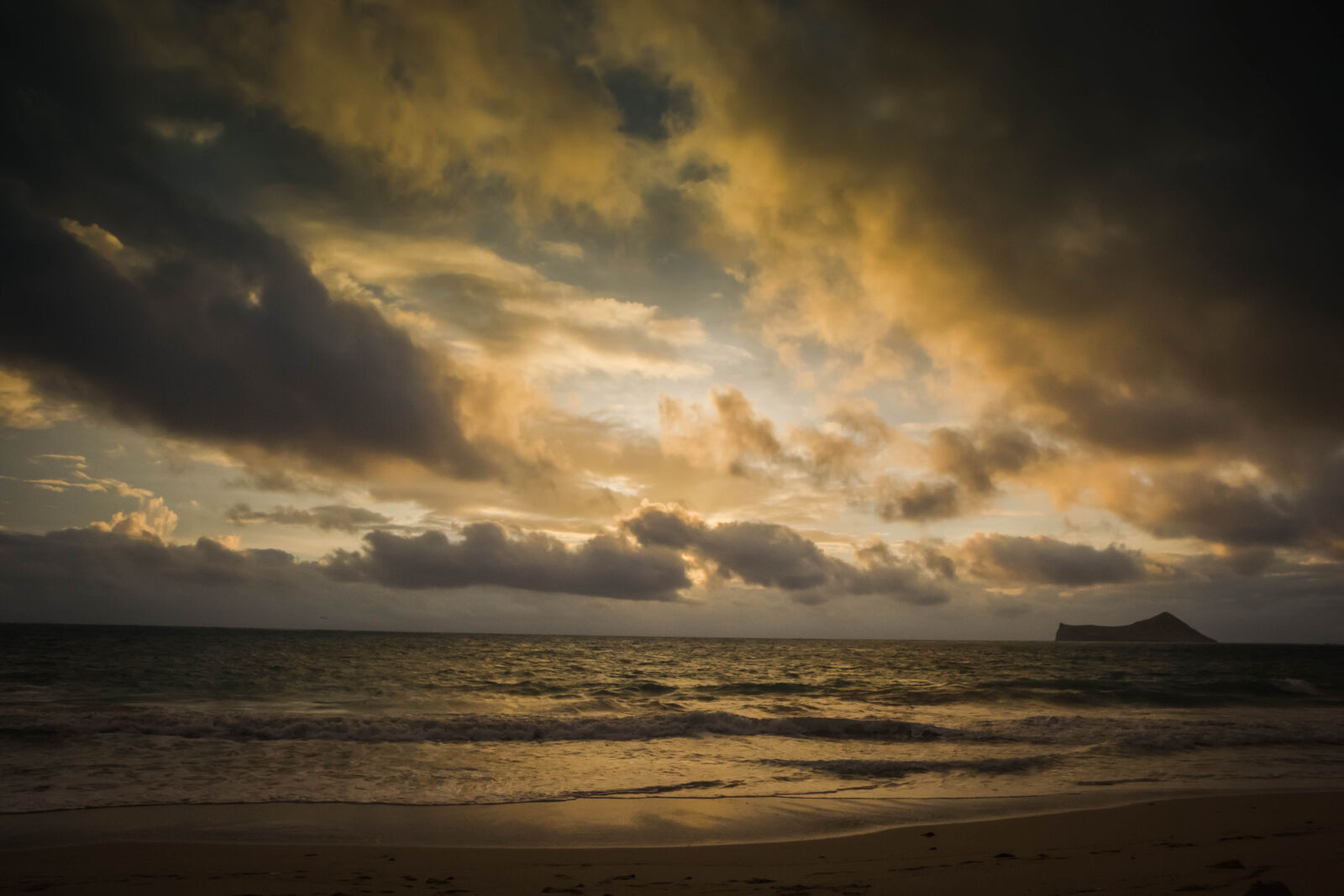 Canon EF-S 17-55mm F2.8 IS USM sample photo. Beach, hawaii, island, sunrise photography