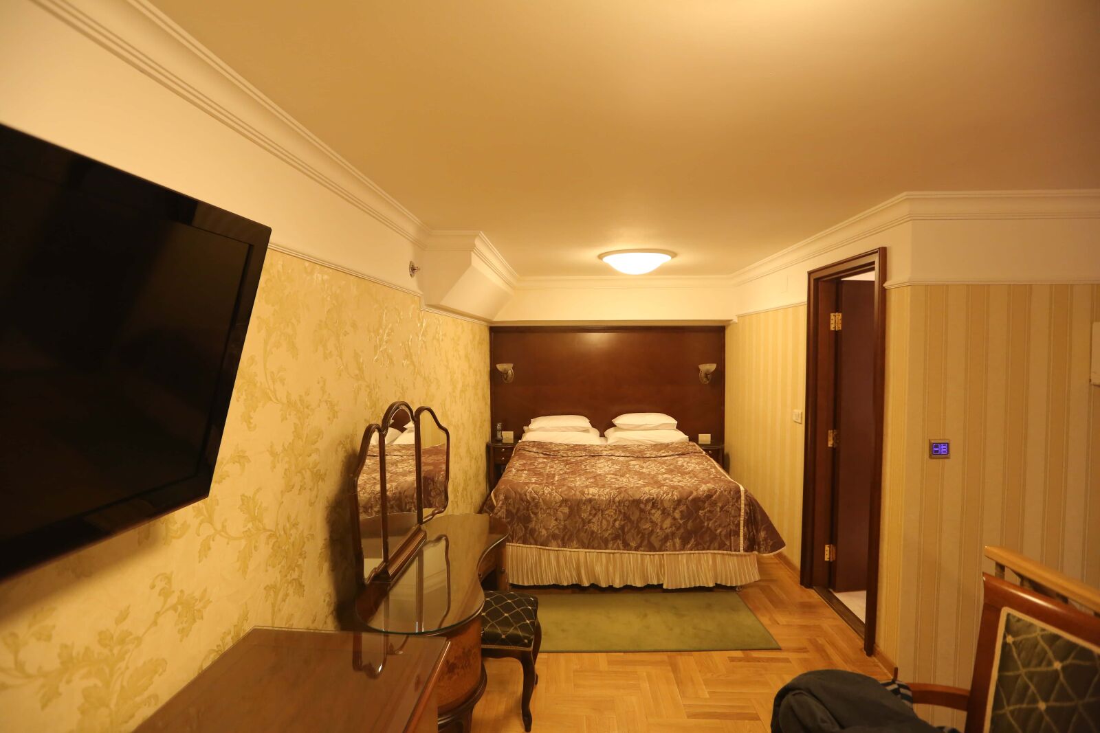 Canon EOS 5D Mark III sample photo. Pillow, mirror, bedroom, bed photography