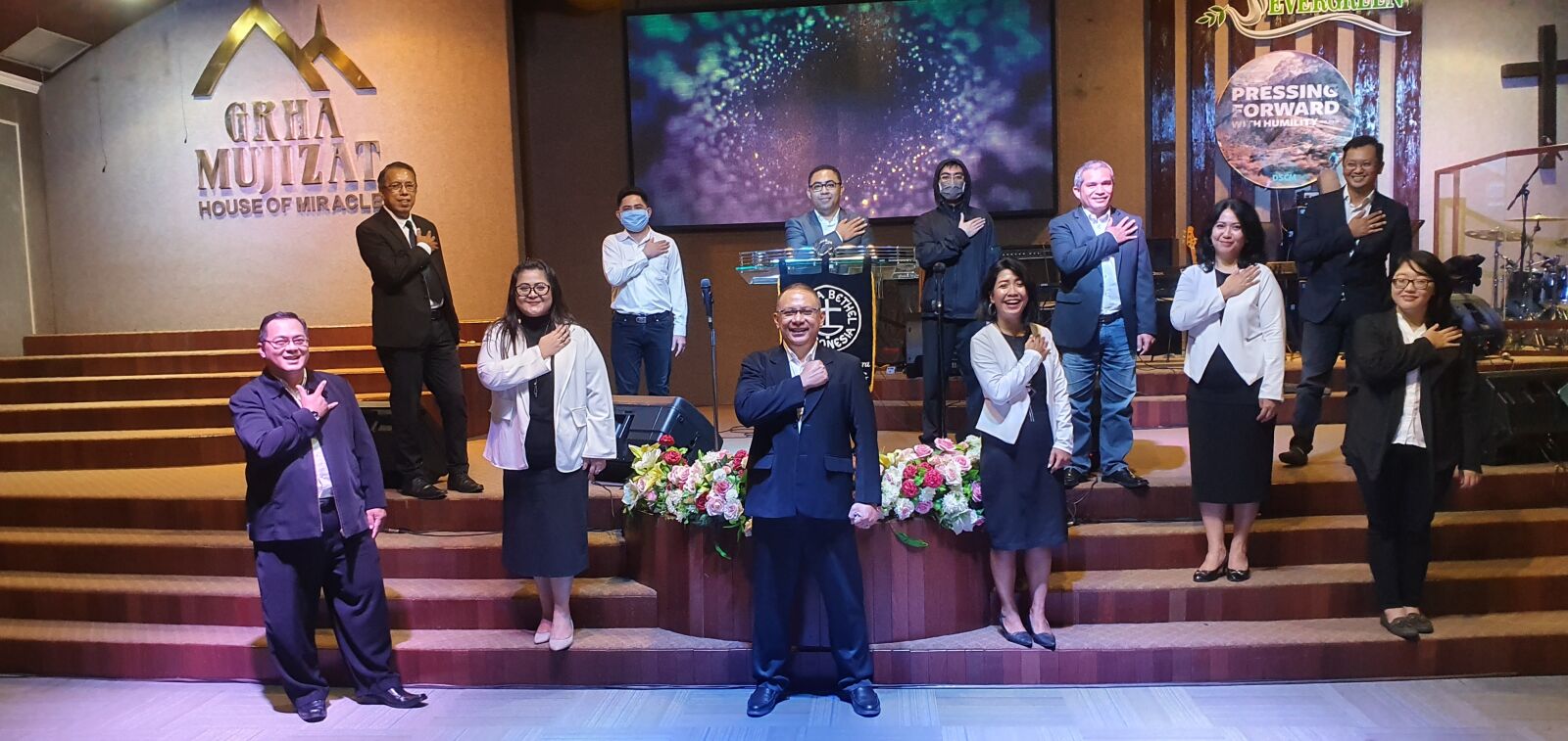 Samsung Galaxy S10+ sample photo. Worship, team, church photography