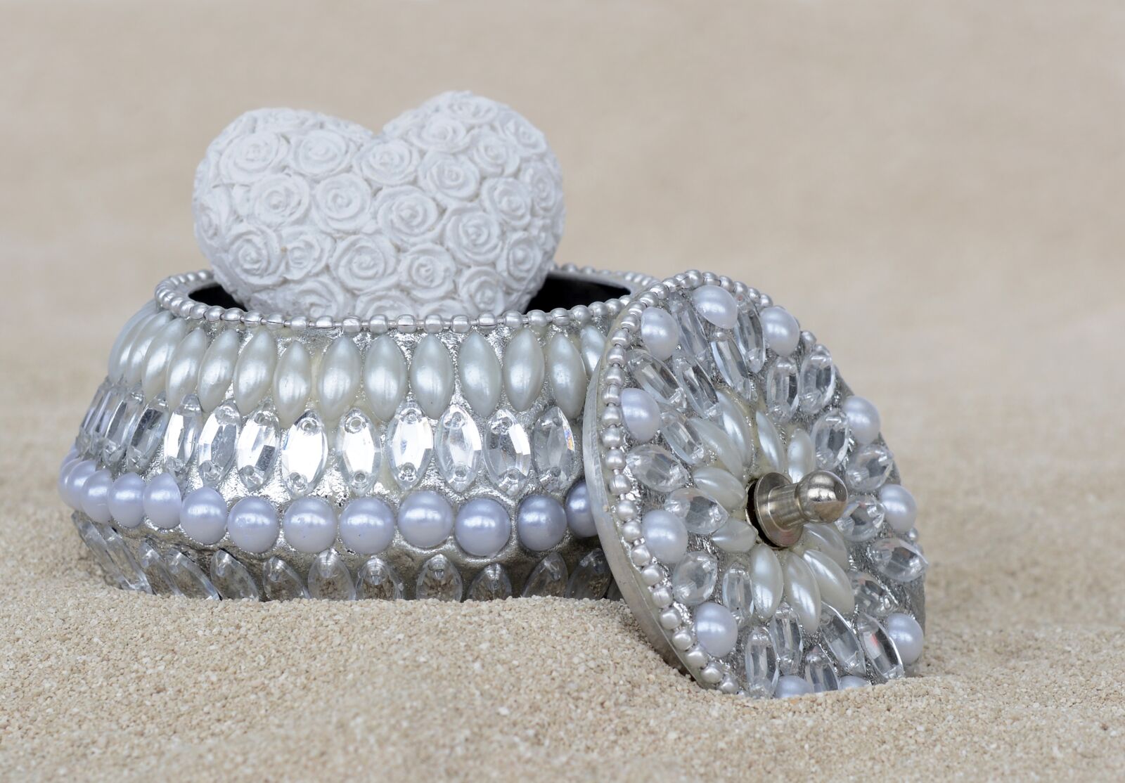 Nikon D7100 sample photo. Jewelry box, beads, gloss photography