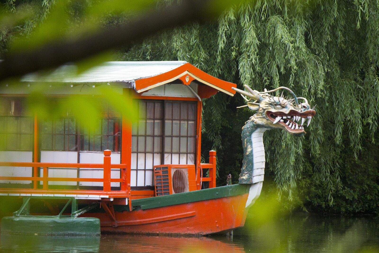 Canon EOS 1100D (EOS Rebel T3 / EOS Kiss X50) + Canon EF-S 55-250mm F4-5.6 IS II sample photo. Japan, dragon, boat photography