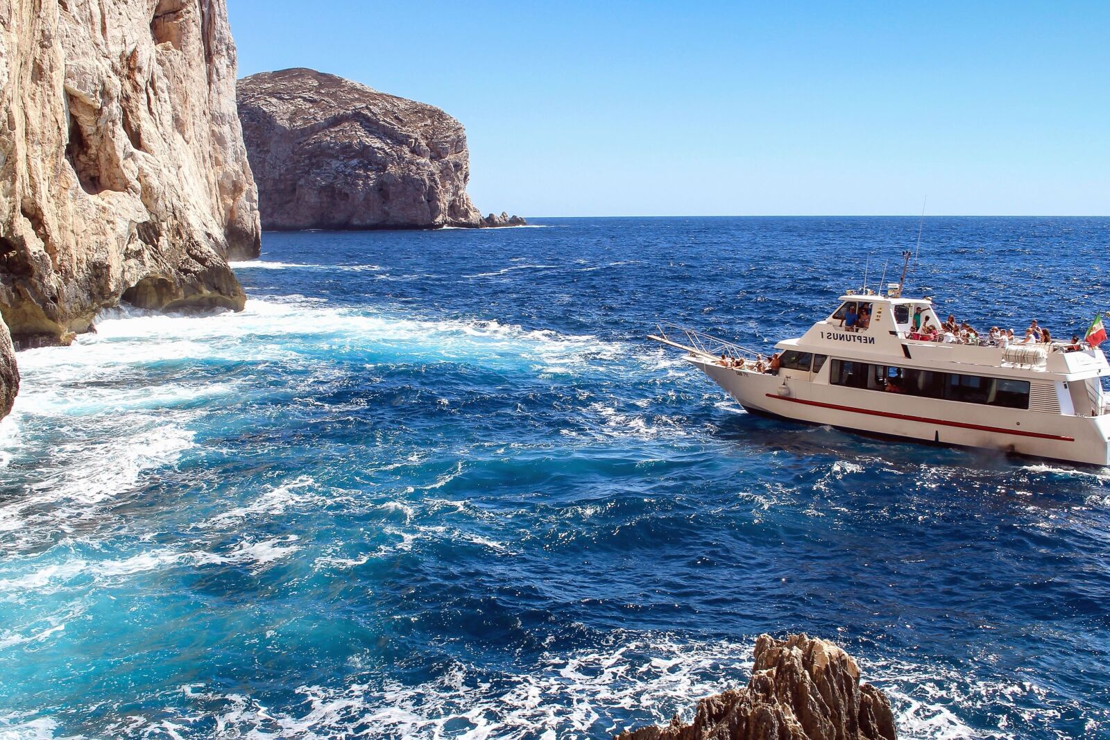 Canon EOS 700D (EOS Rebel T5i / EOS Kiss X7i) sample photo. Cliff, boat, sea, waves photography