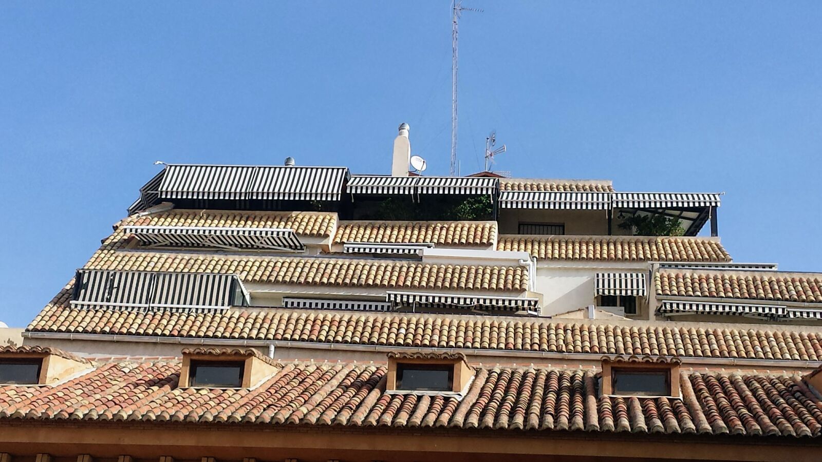 Samsung Galaxy S4 sample photo. Roof, roofs, spain photography