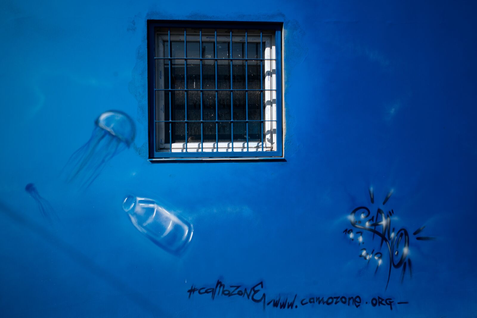 Sony a7 II + Sony FE 28-70mm F3.5-5.6 OSS sample photo. Wall, blue, window photography