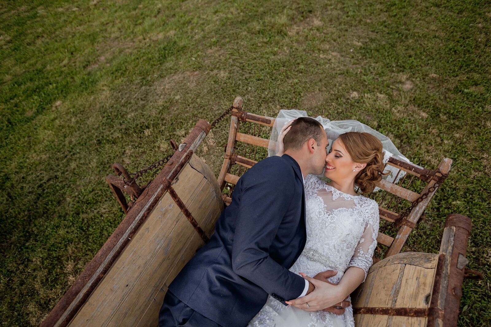 Canon EF 16-35mm F2.8L II USM sample photo. Groom, bride, newlyweds, carriage photography
