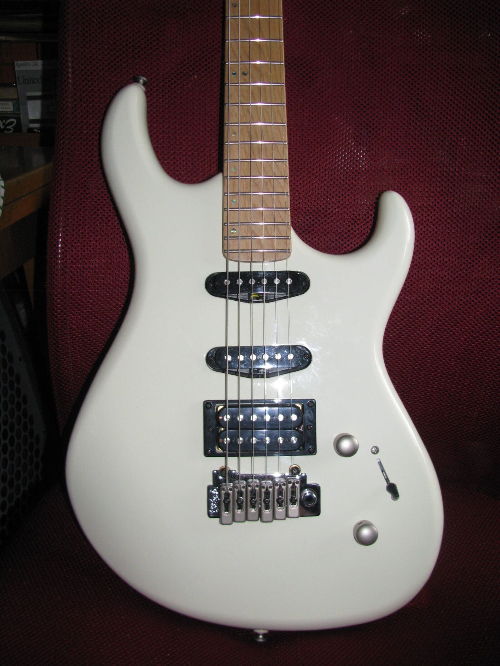 Canon POWERSHOT SX100 IS sample photo. Guitar, white guitar, the photography