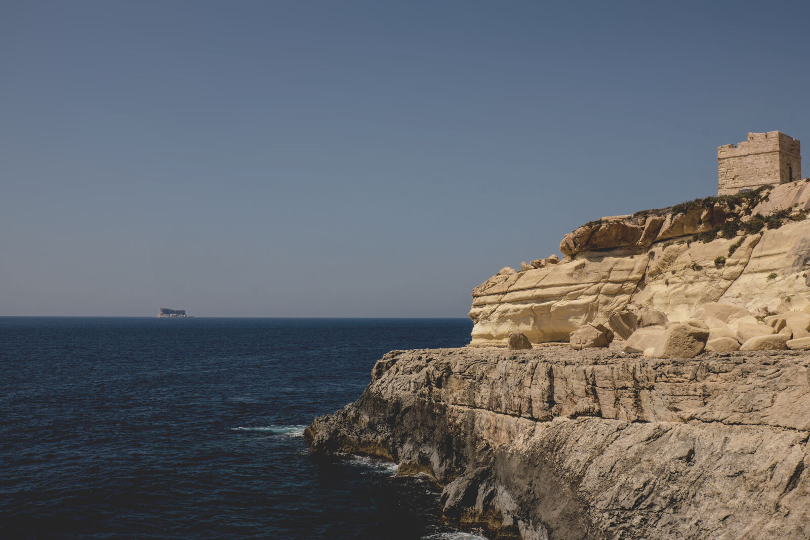 24-70mm F2.8-2.8 SSM sample photo. Cliffs, coast, malta, sea photography