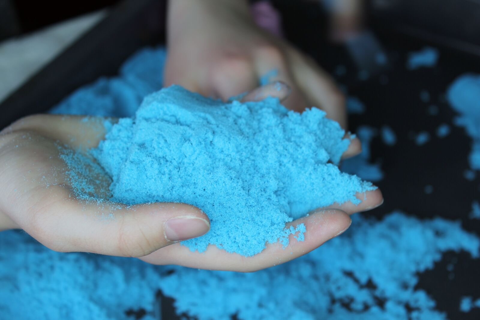 Canon EOS 60D sample photo. Kinetic sand, hand, boy photography