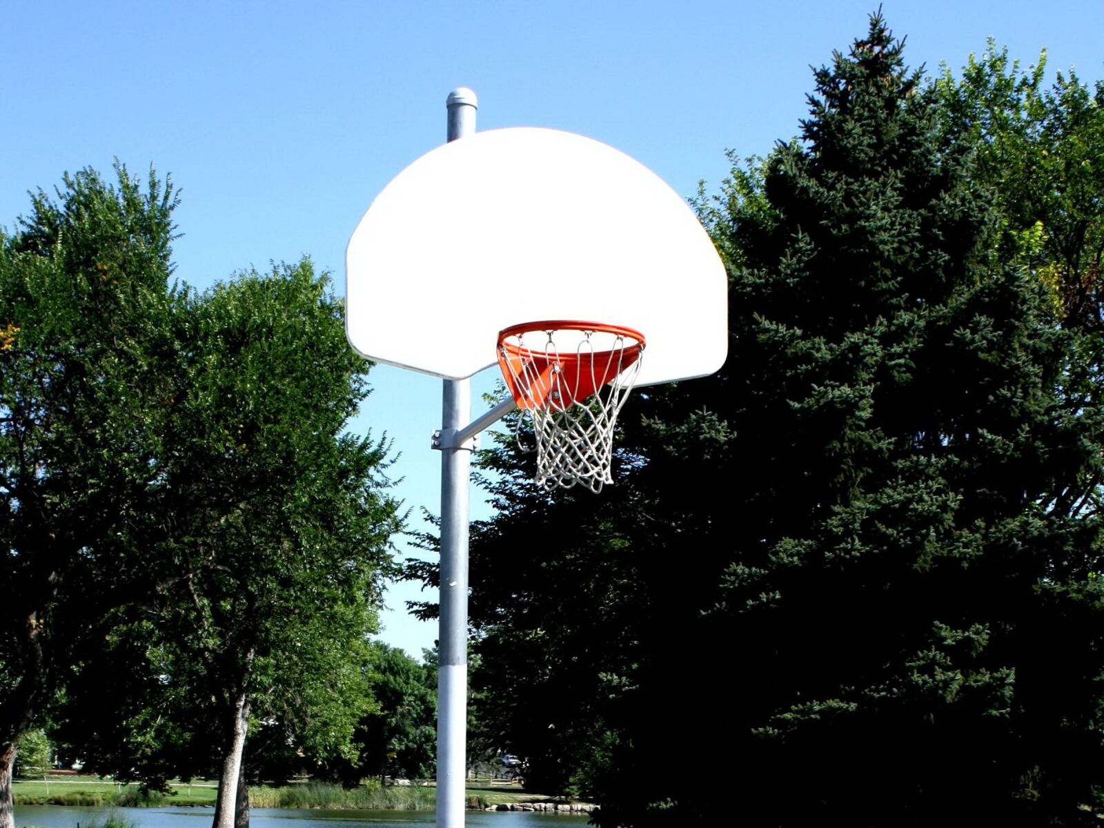 Canon EOS 1000D (EOS Digital Rebel XS / EOS Kiss F) sample photo. Basketball hoop, basketball court photography