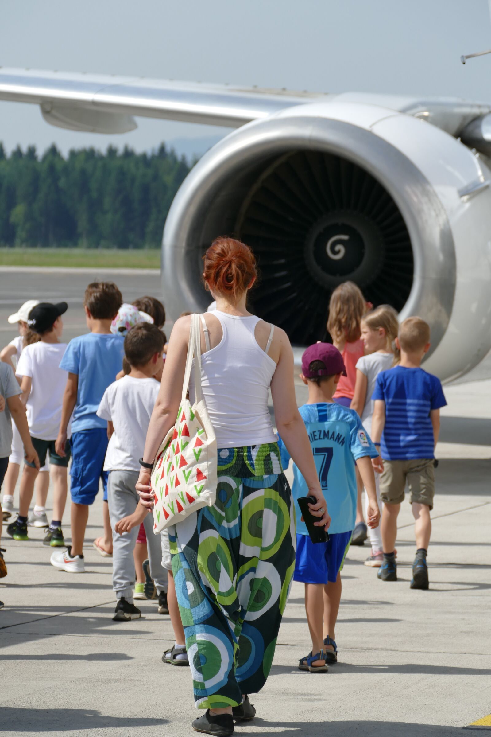 Panasonic Lumix DMC-FZ1000 sample photo. Children, airplane, airport photography