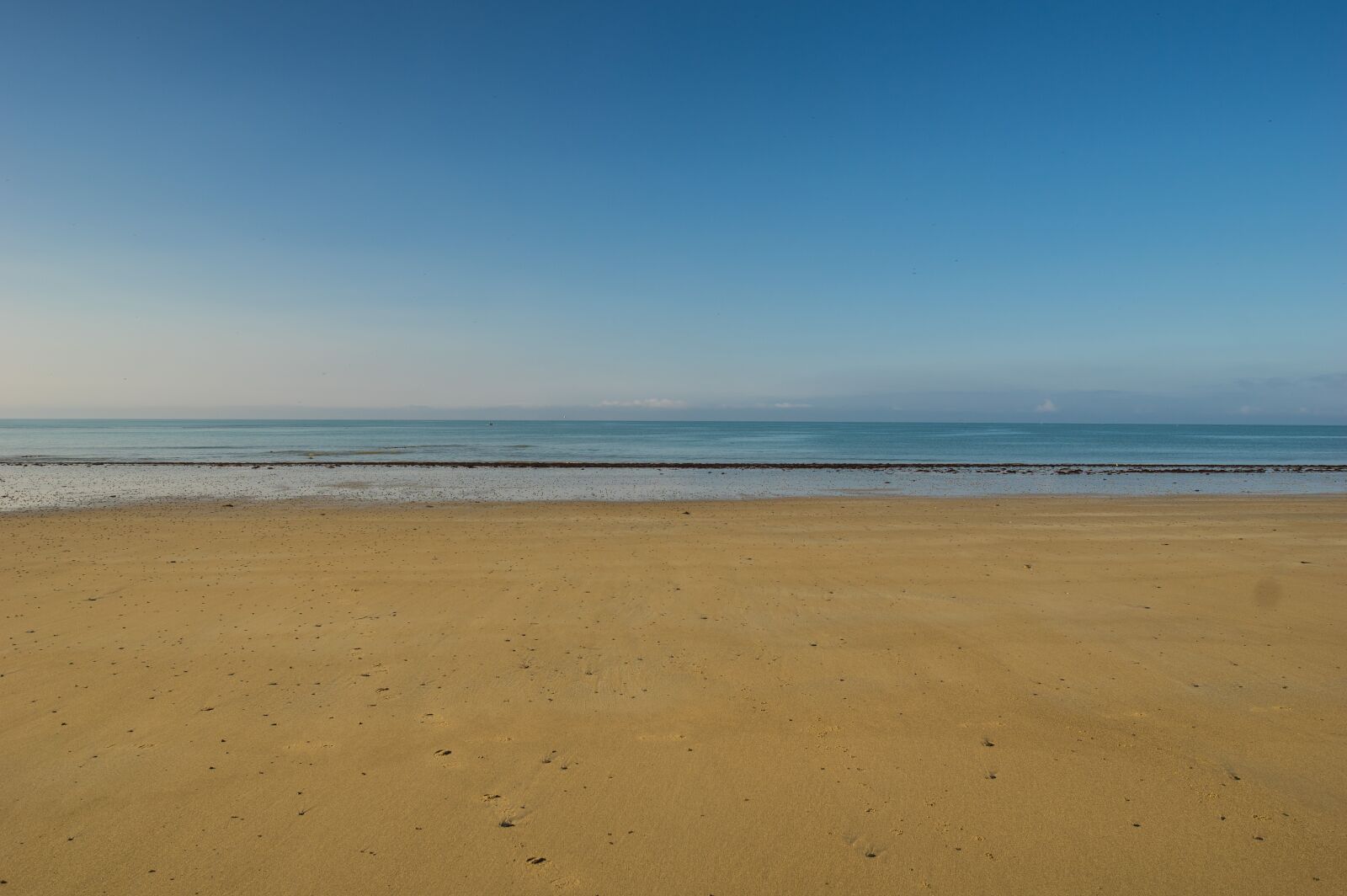 A Series Lens sample photo. Beach, sea, sand photography