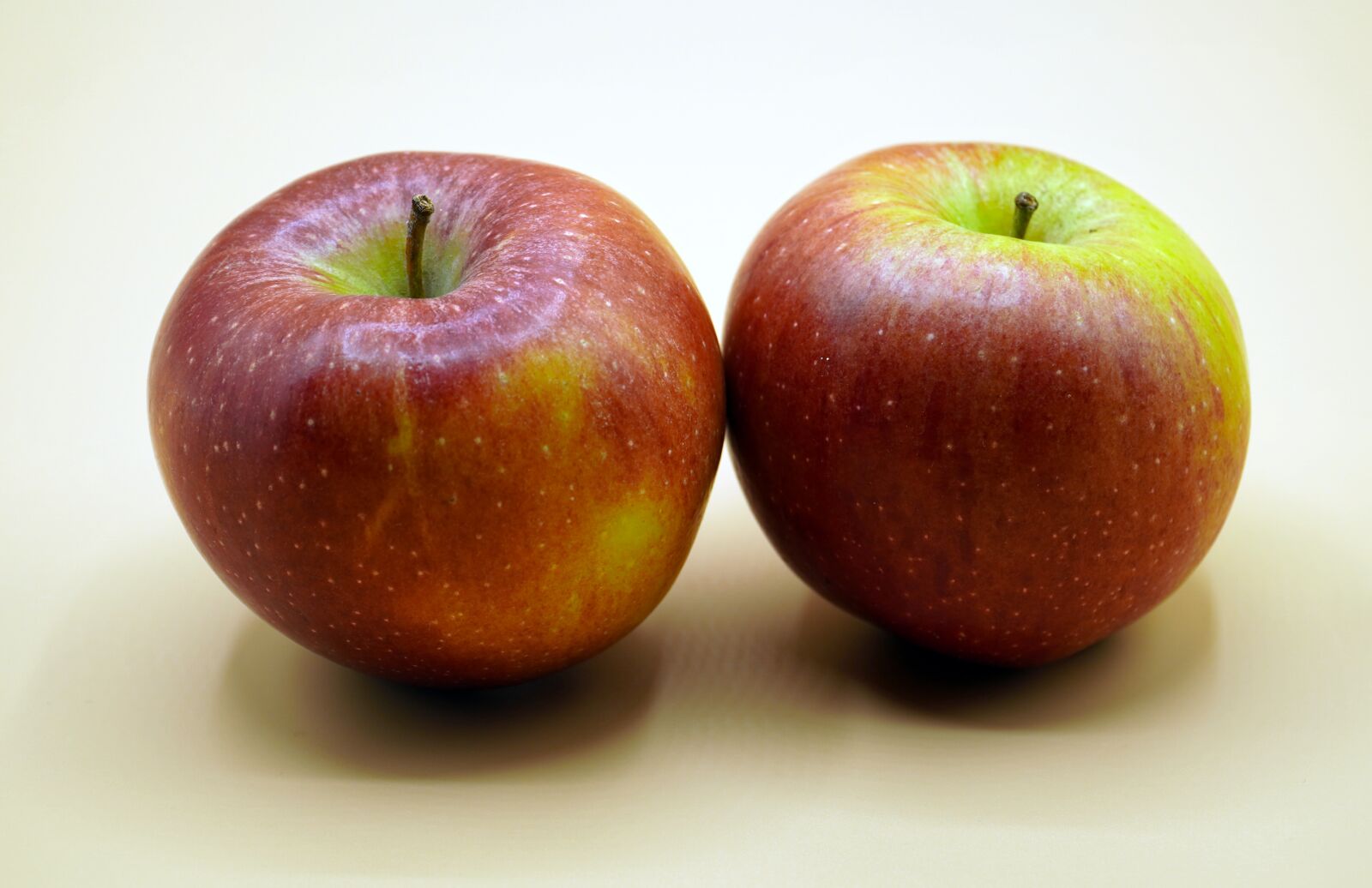 Sony E PZ 18-105mm F4 G OSS sample photo. Apple, fruit, healthy photography